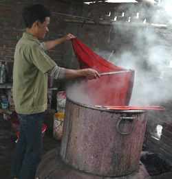 Färben von Seide in großen Bottichen